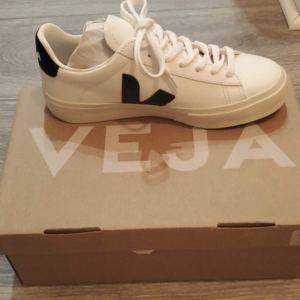 ⛔SOLD⛔Veja womens Campo textured-leather NWT 6